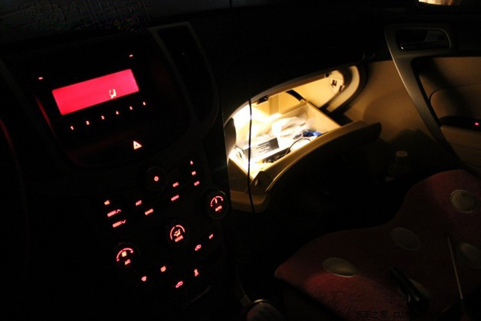 1659280536206333.jpg glove box with light.jpg